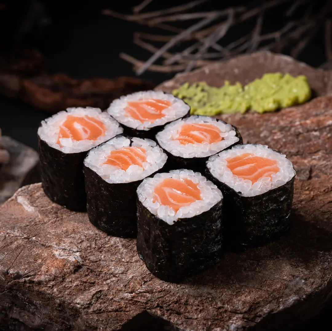 Salmon maki roll